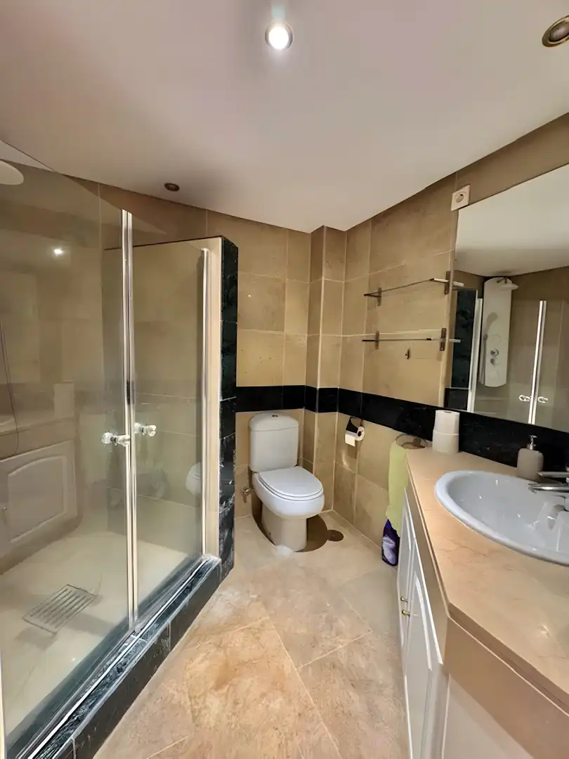 Badezimmer von Dachboden zum Verkauf in Marbella mit Klimaanlage, Terrasse und Schwimmbad