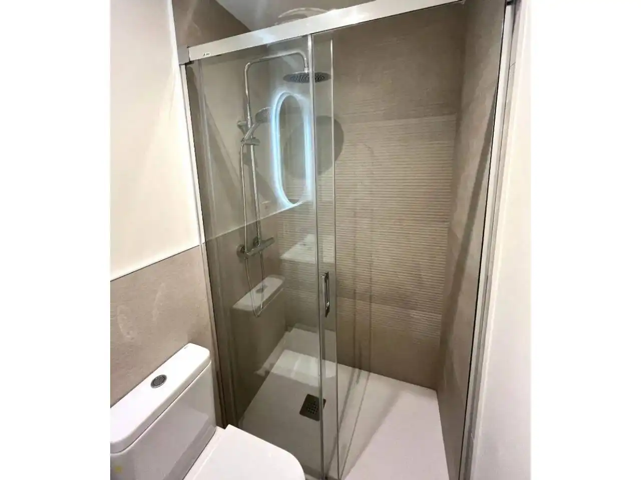 Badezimmer von Wohnung zum Verkauf in Sant Joan Despí mit Klimaanlage, Heizung und Parkett