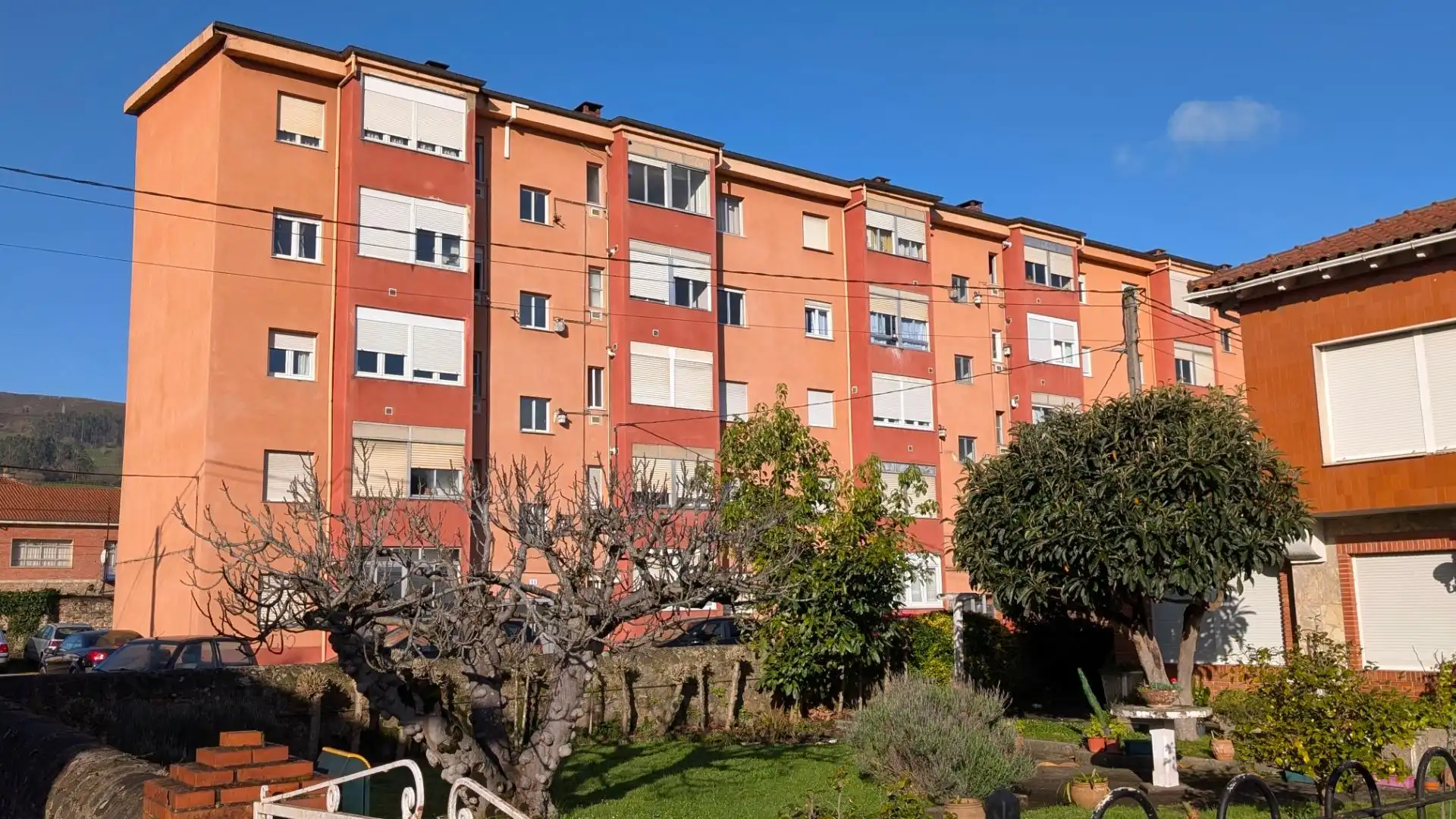 Vista exterior de Piso en venta en Los Corrales de Buelna  con Parquet