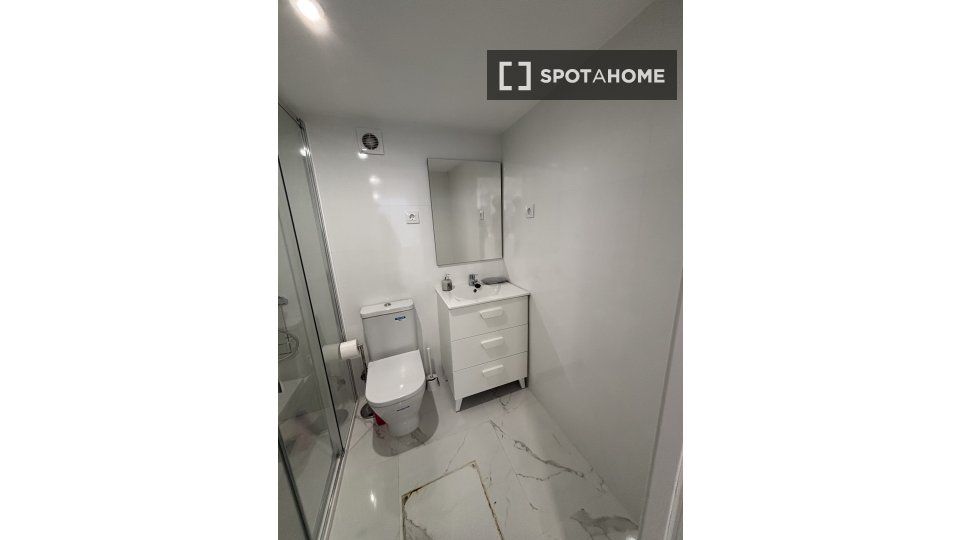 Bany de Pis de lloguer en  Madrid Capital amb Aire condicionat, Calefacció i Moblat