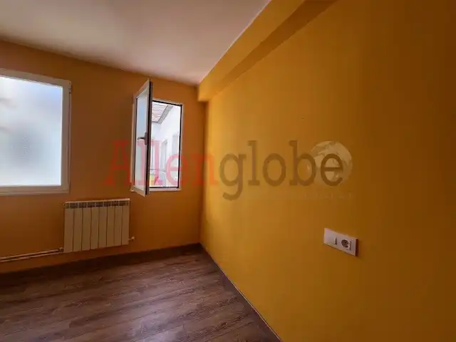 Habitación de Apartamento en venta en Oviedo  con Calefacción