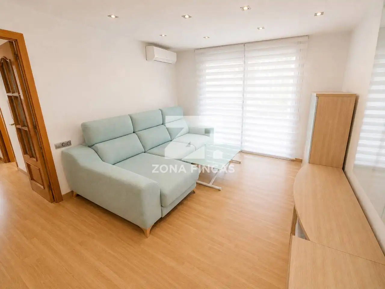 Living room of Flat for sale in Santa Coloma de Gramenet  with Air Conditioner, Heating and Parquet flooring
