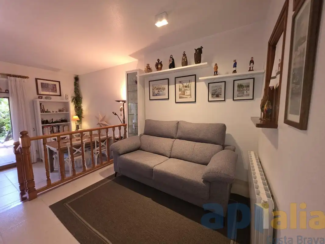 Sala de estar de Casa adosada en venta en Castell d'Aro, Platja d'Aro i s'Agaró con Calefacción, Jardín privado y Piscina comunitaria