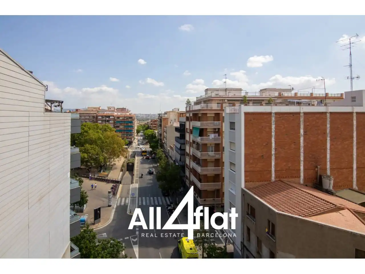 Flat with terrace for sale in Calle Tres de Abril