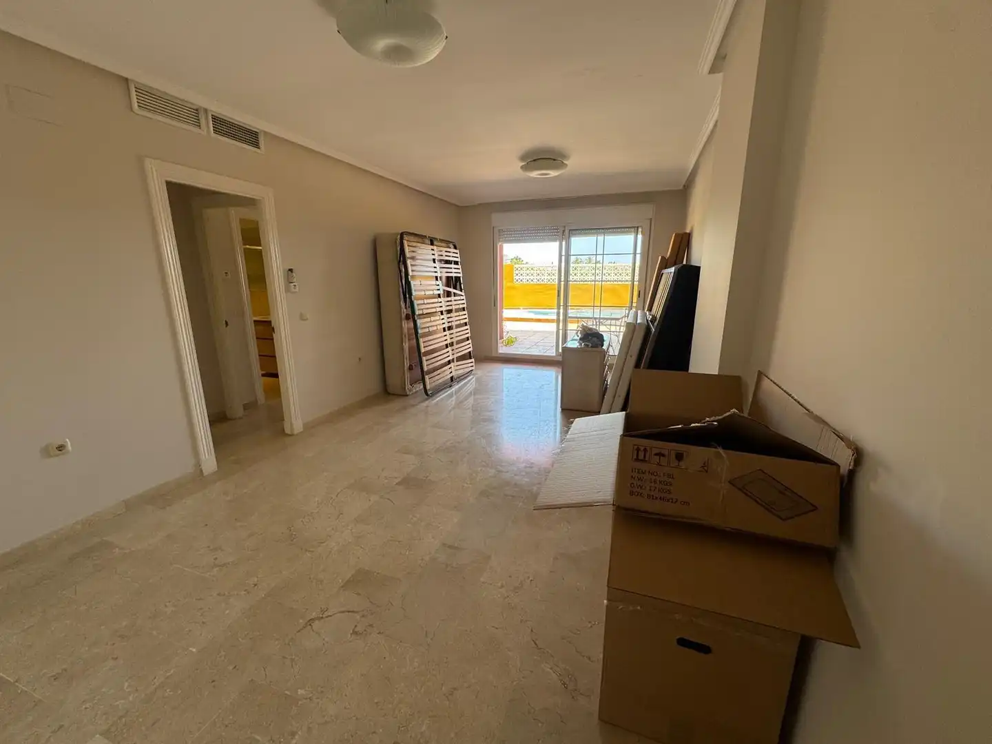Sala d'estar de Pis en venda en Roquetas de Mar amb Aire condicionat, Terrassa i Piscina