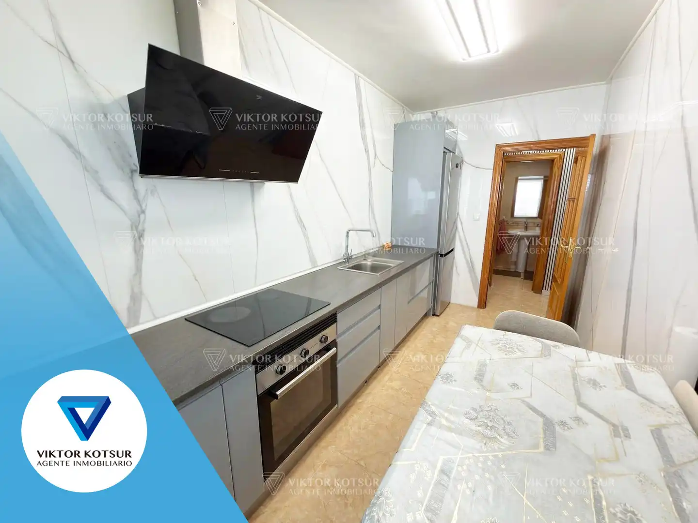 Küche von Wohnung zum Verkauf in Roquetas de Mar mit Klimaanlage, Terrasse und Möbliert
