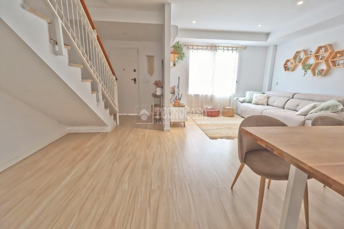 Sala d'estar de Casa adosada en venda en Sagunto / Sagunt amb Aire condicionat i Terrassa