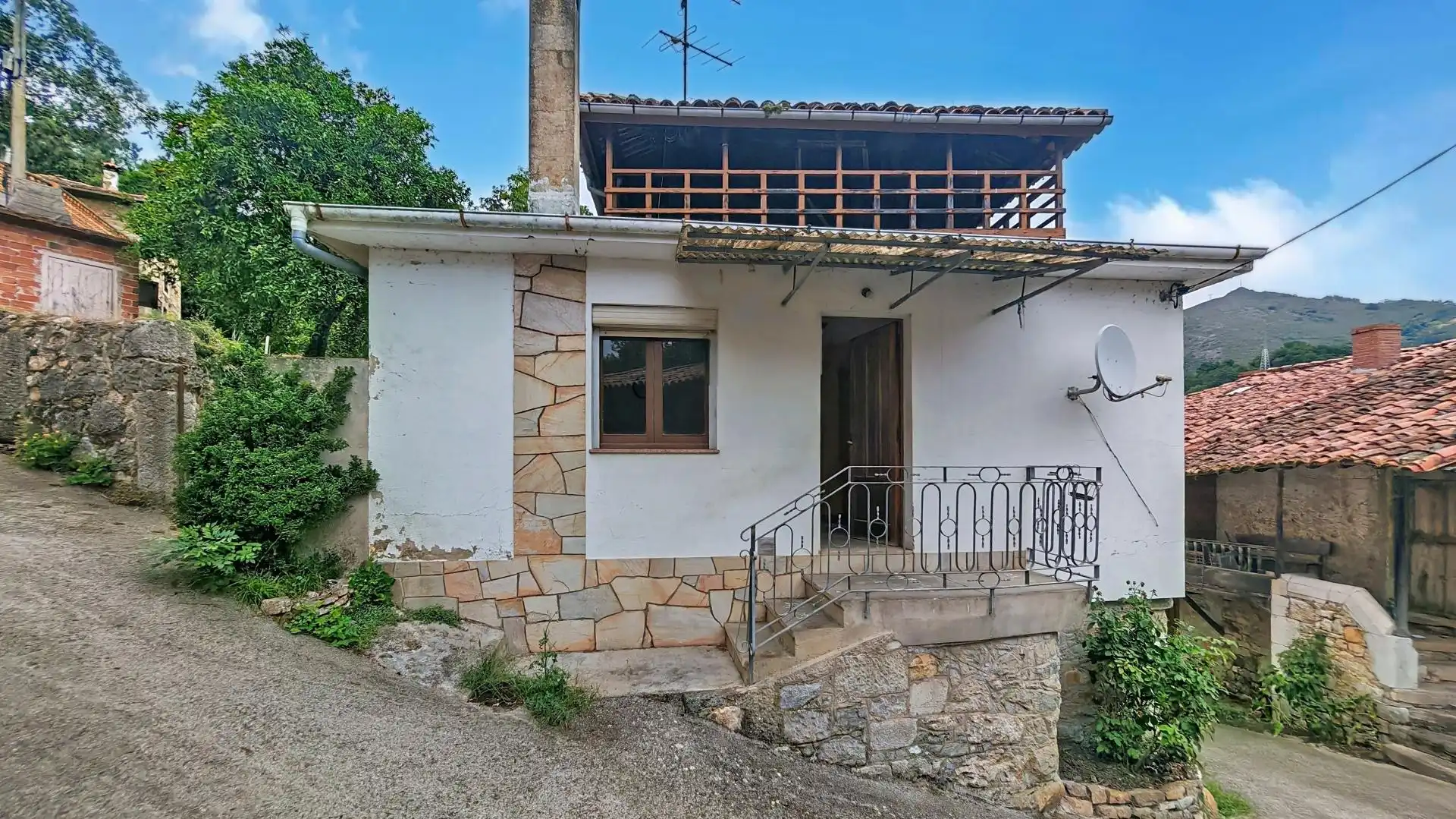 Exterior view of Detached homes for sale in Belmonte de Miranda