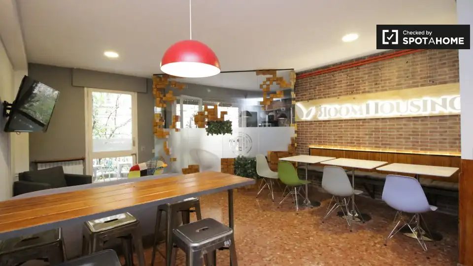 Flat for share in Barcelona  with Air Conditioner, Heating and Furnished