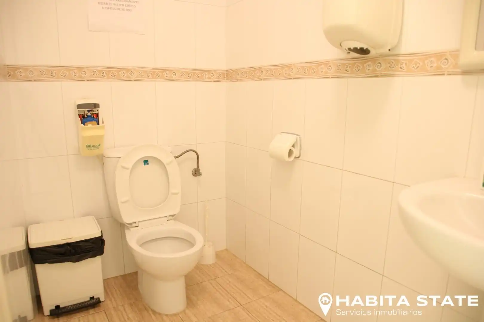 Baño de Local de alquiler en Almería con Aire acondicionado