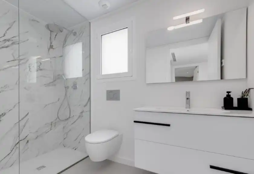 Badezimmer von Haus oder Chalet zum Verkauf in Mutxamel mit Klimaanlage, Heizung und Privatgarten