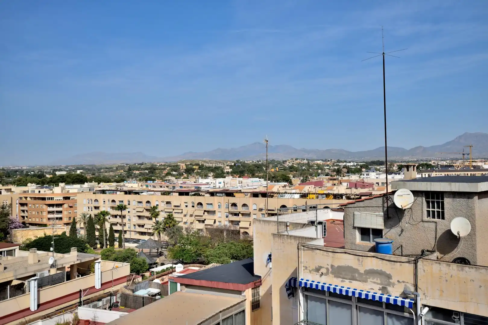 Vista exterior de Ático en venta en Sant Joan d'Alacant con Calefacción y Balcón