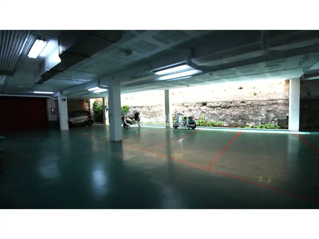 Parking de Apartamento de alquiler en Sevilla con Aire acondicionado, Calefacción y Parquet