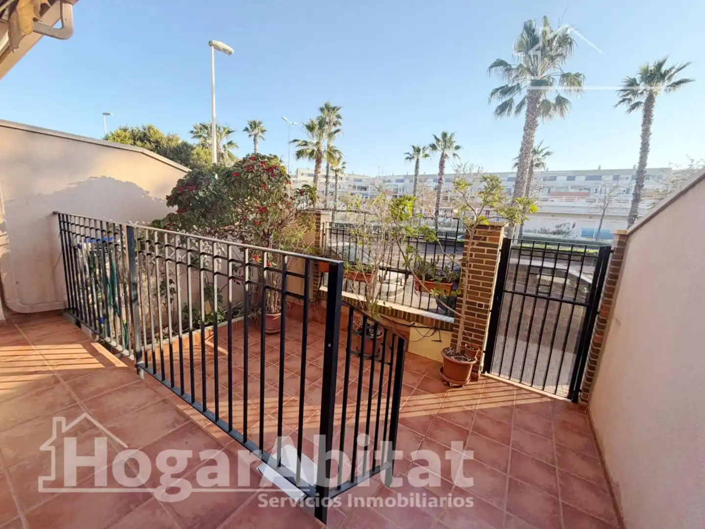 Vista exterior de Casa adosada en venda en Sagunto / Sagunt amb Aire condicionat, Jardí privat i Terrassa