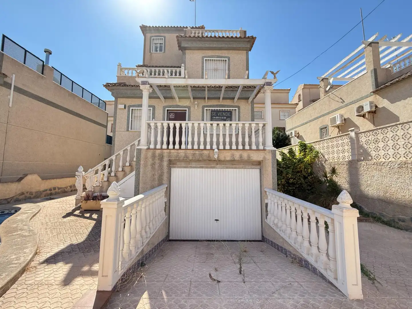 Vista exterior de Casa o xalet en venda en San Miguel de Salinas amb Jardí privat i Piscina comunitària