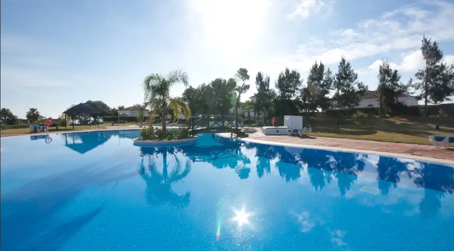 Piscina de Apartament en venda en Manilva amb Aire condicionat, Calefacció i Terrassa