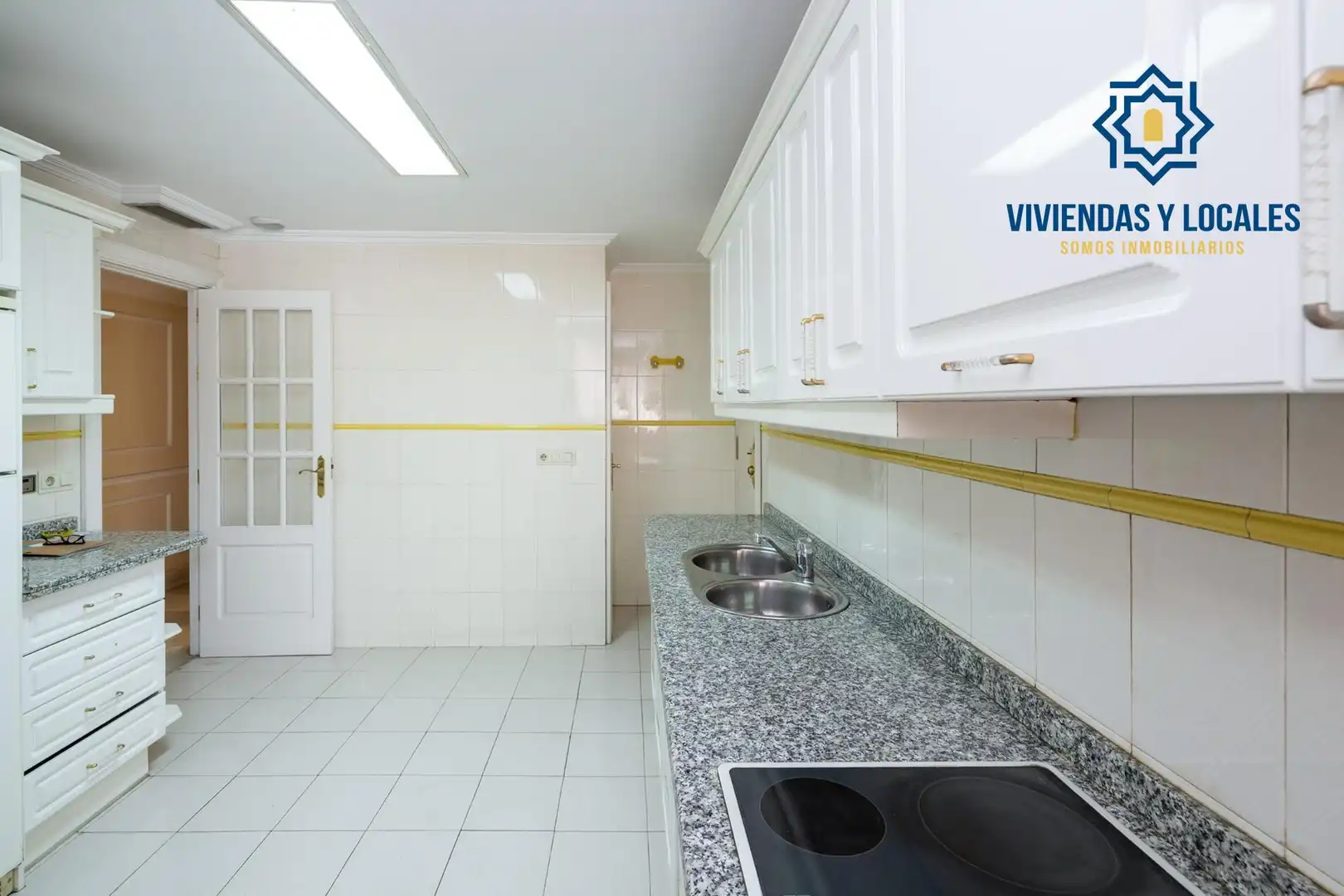 Kitchen of Flat for sale in Granada