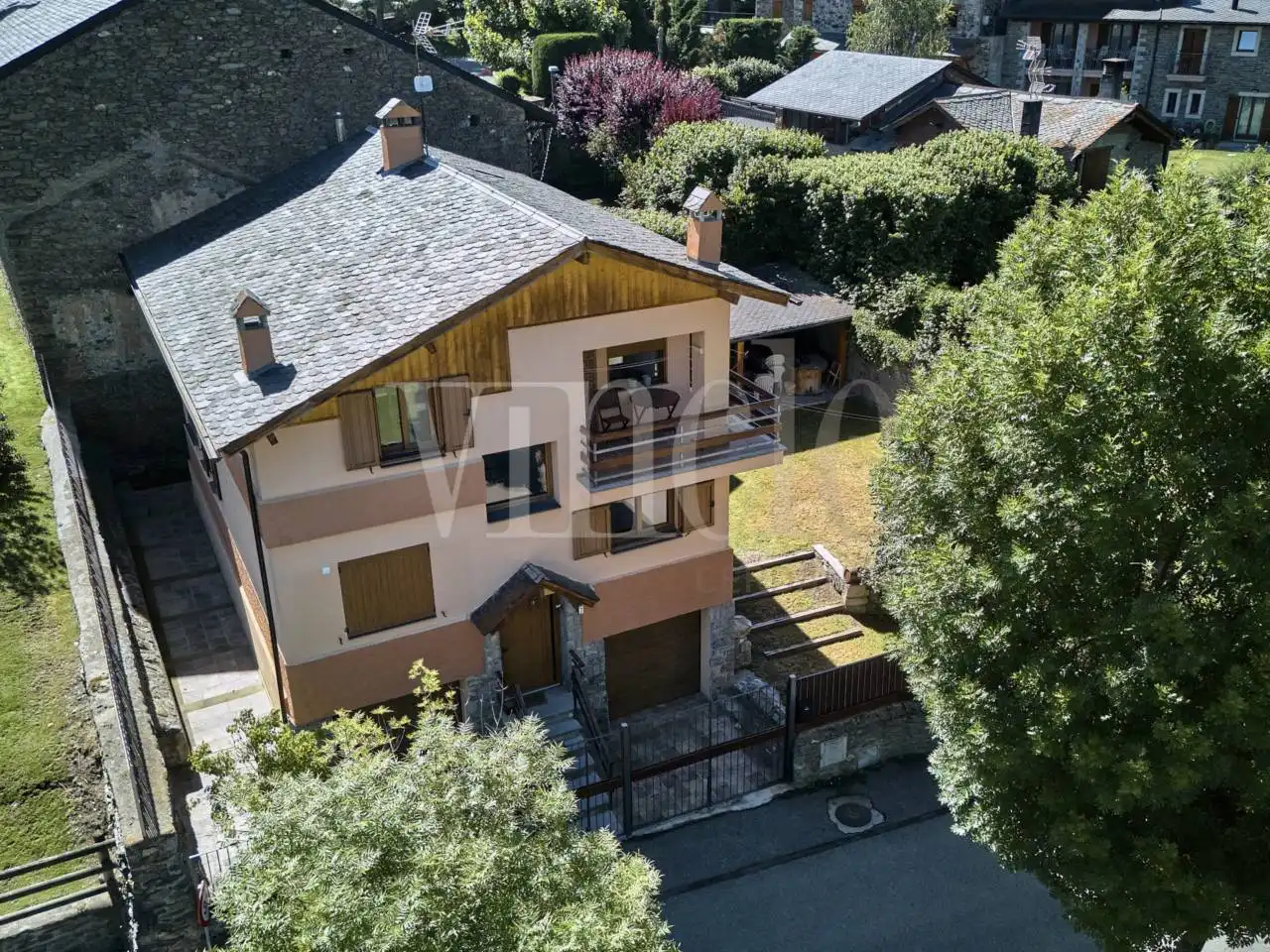 Vista exterior de Casa o xalet en venda en Fontanals de Cerdanya amb Calefacció, Jardí privat i Parquet