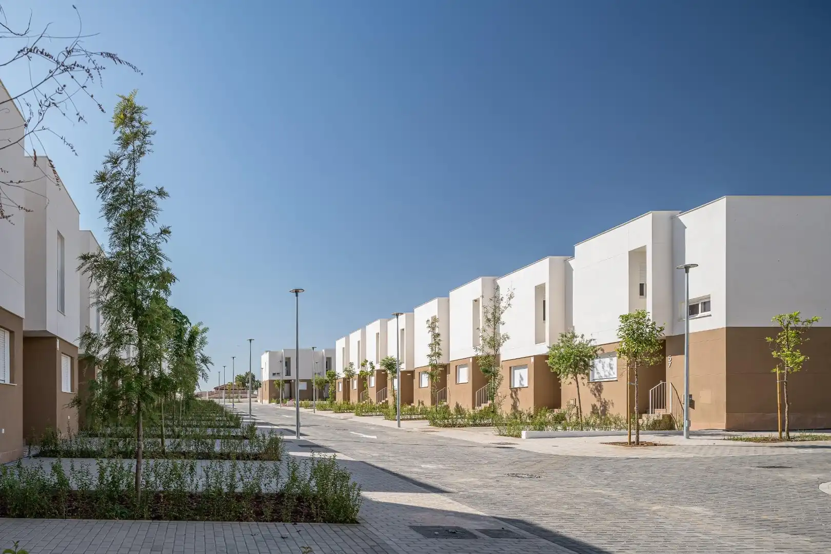 Vista exterior de Casa adosada en venta en Guillena con Aire acondicionado, Calefacción y Jardín privado