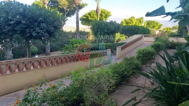 Jardín de Piso en venta en Roquetas de Mar con Terraza y Piscina comunitaria