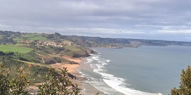Außenansicht von Haus oder Chalet zum Verkauf in Gijón  mit Privatgarten, Terrasse und Haustechnik