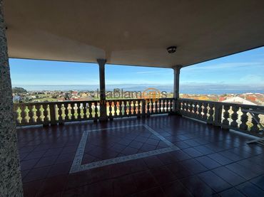 House with balcony for sale in Vilagarcía