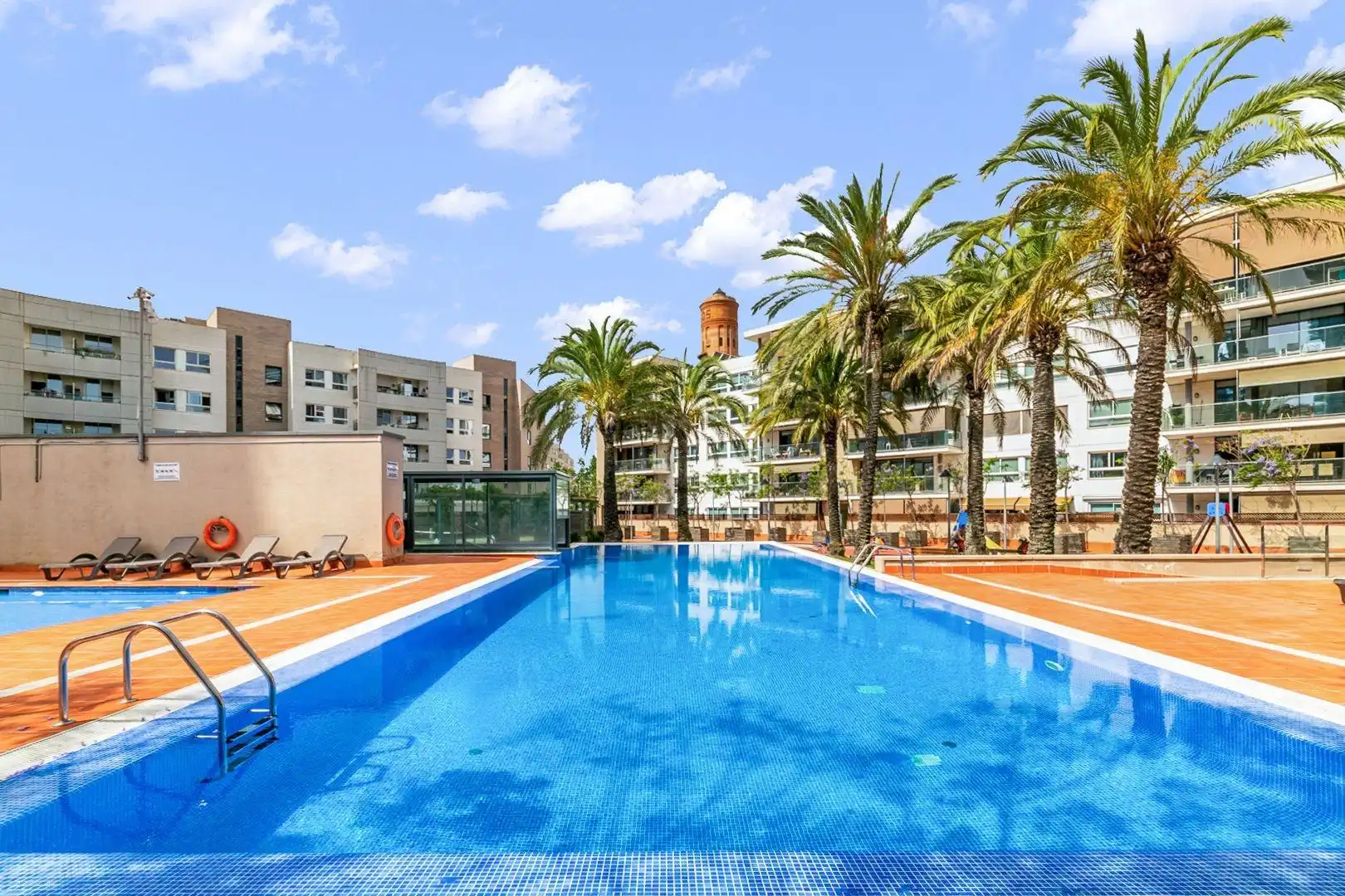 Schwimmbecken von Maisonette zum Verkauf in Barcelona mit Klimaanlage, Heizung und Privatgarten