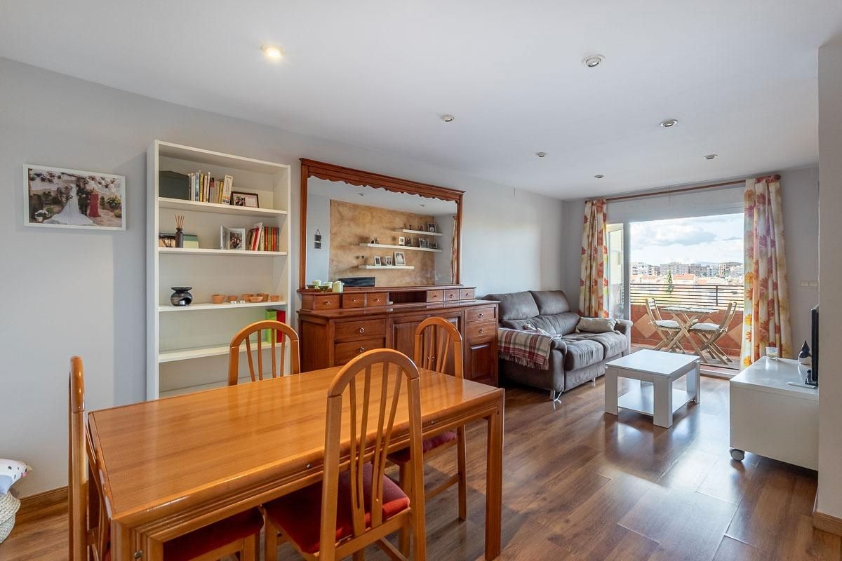 Living room of Flat for sale in  Granada Capital  with Air Conditioner, Heating and Parquet flooring