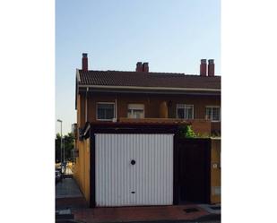 Exterior view of Single-family semi-detached for sale in Badajoz Capital  with Air Conditioner, Private garden and Swimming Pool