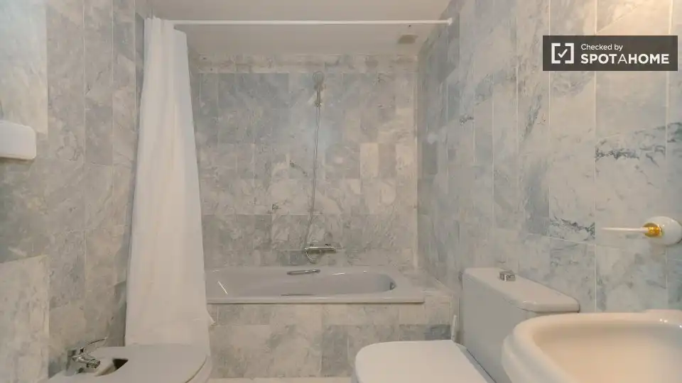 Baño de Piso de alquiler en Valencia con Aire acondicionado, Calefacción y Amueblado