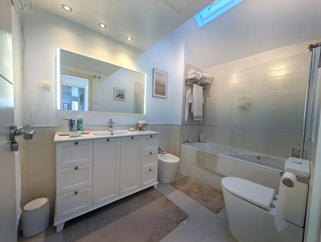 Badezimmer von Dachboden zum Verkauf in La Alcaidesa mit Klimaanlage, Heizung und Terrasse