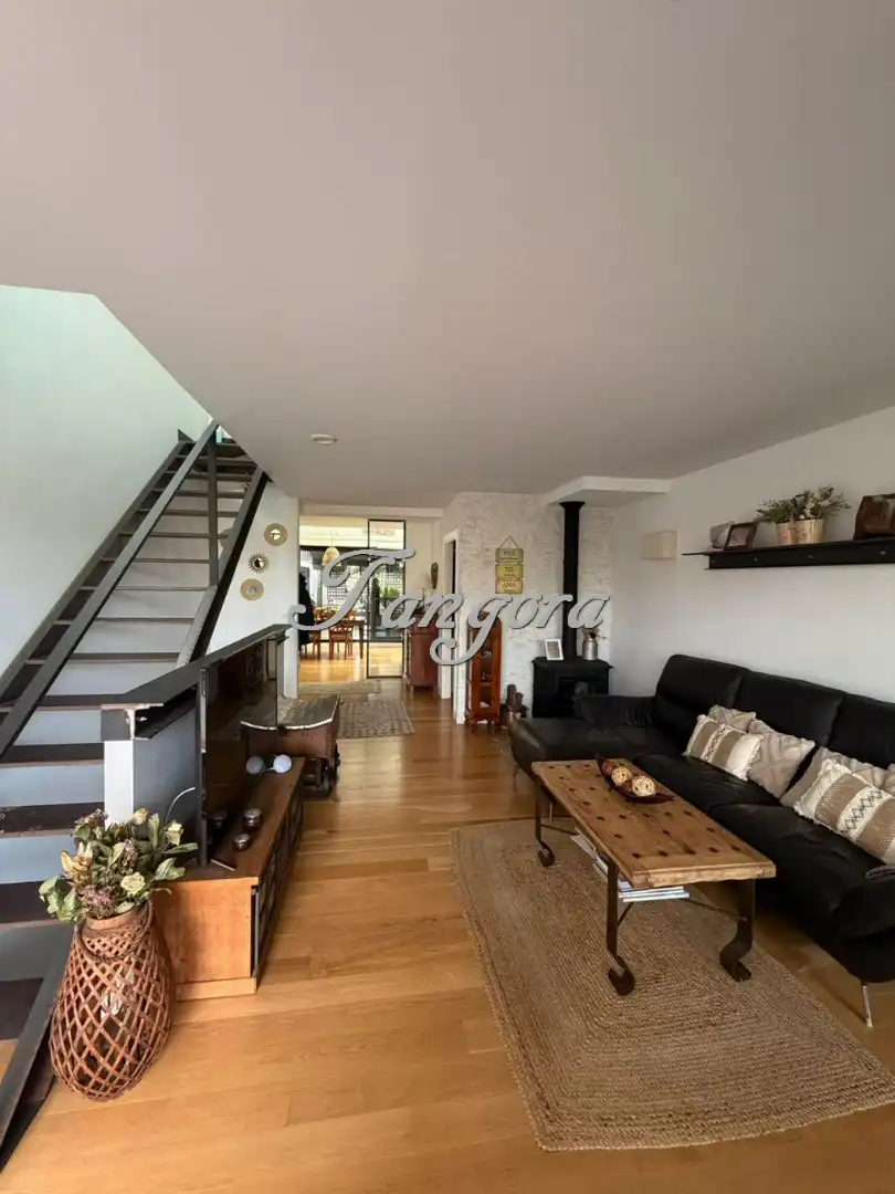 Sala d'estar de Casa adosada en venda en Sopela amb Calefacció, Jardí privat i Parquet