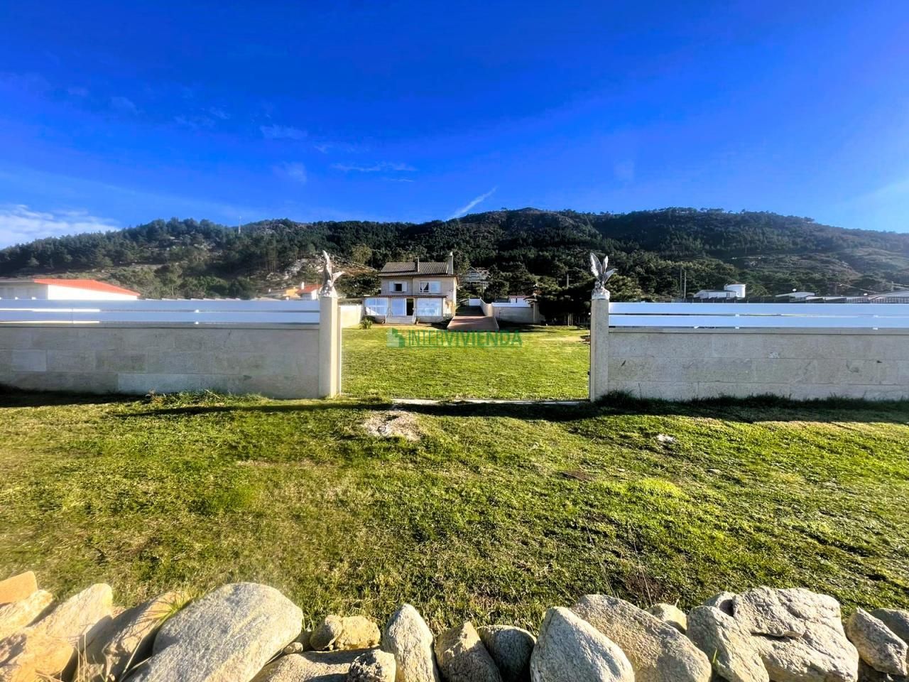 Vista exterior de Casa o xalet en venda en Oia amb Calefacció, Jardí privat i Traster