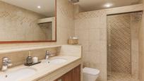 Bathroom of Flat to rent in  Barcelona Capital  with Air Conditioner, Heating and Terrace