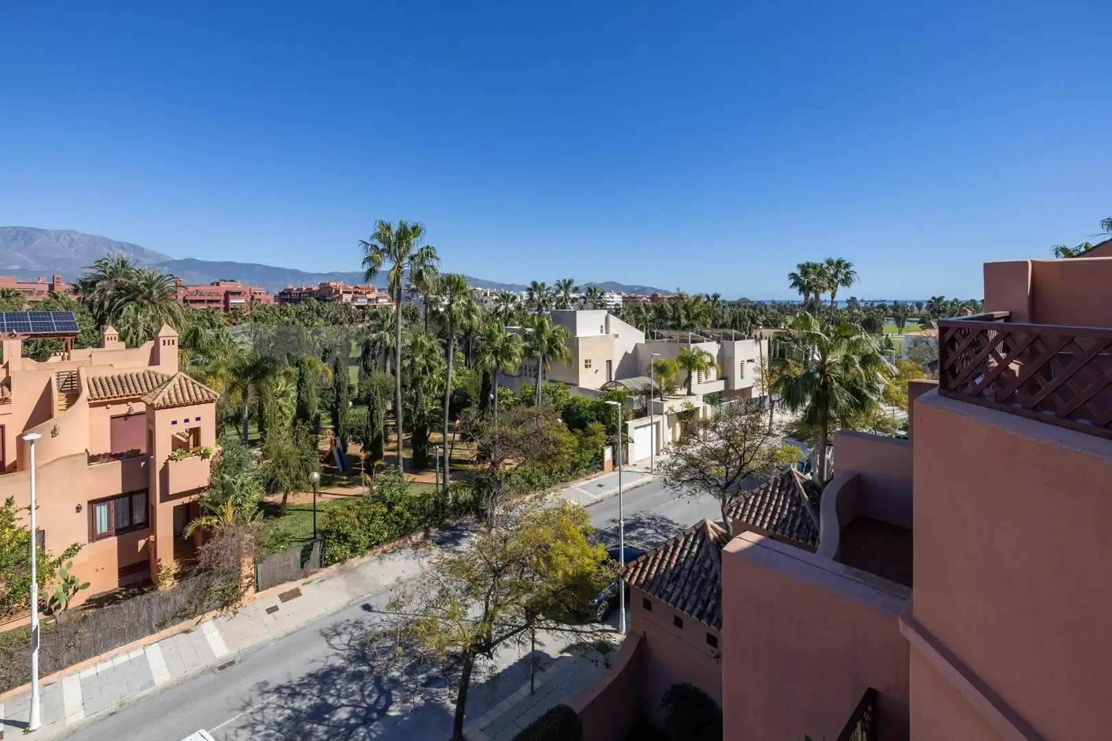 Vista exterior de Àtic en venda en Motril amb Aire condicionat, Traster i Piscina comunitària