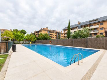 Pis amb piscina en venda a Avenida de los Ángeles