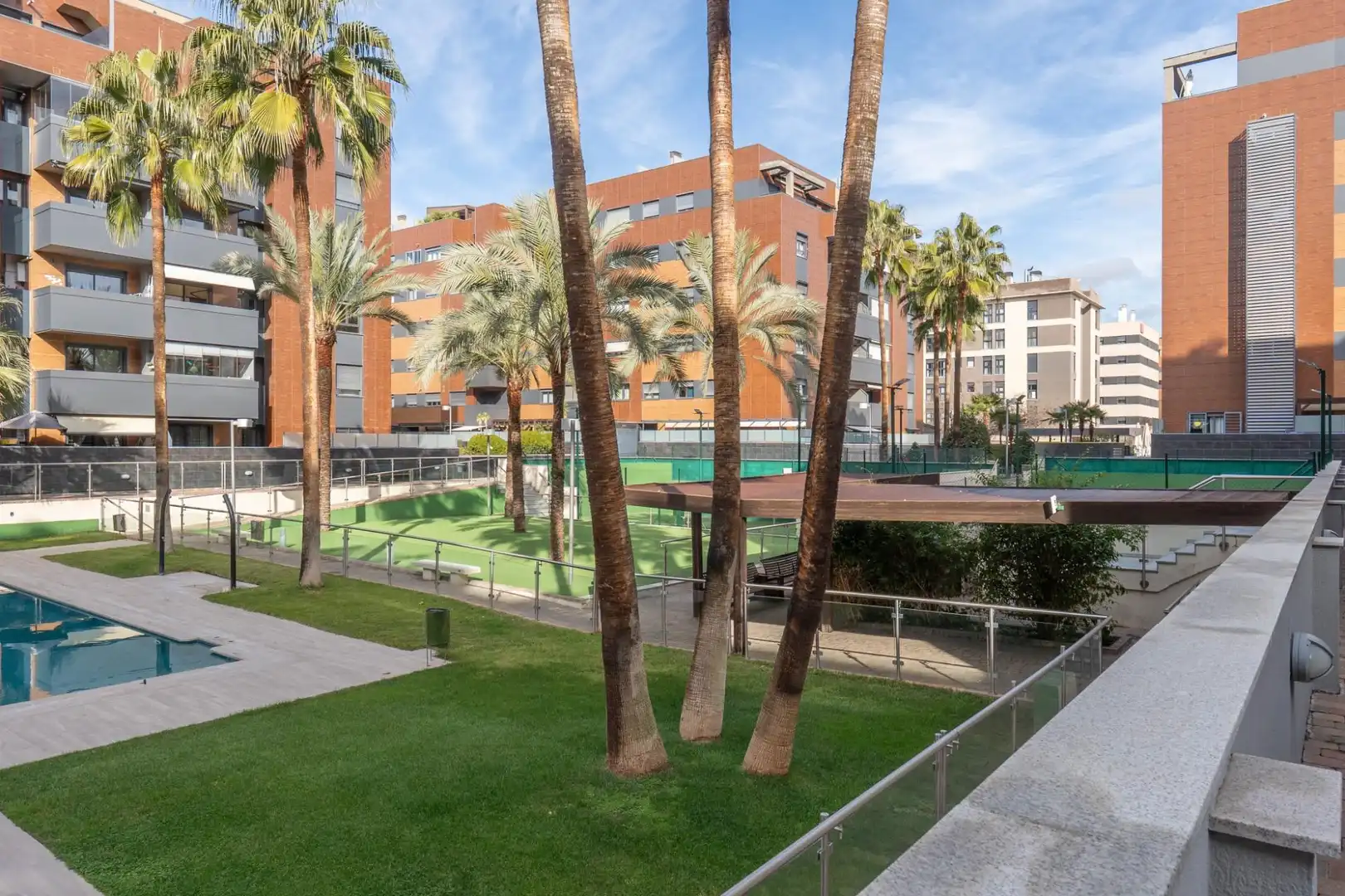 Außenansicht von Wohnung zum Verkauf in Granada mit Heizung, Privatgarten und Balkon