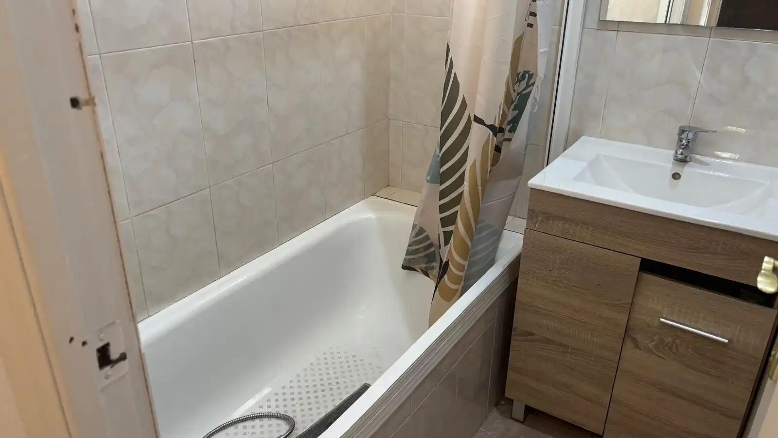 Bathroom of Flat for sale in Sevilla  with Air Conditioner, Private garden and Furnished