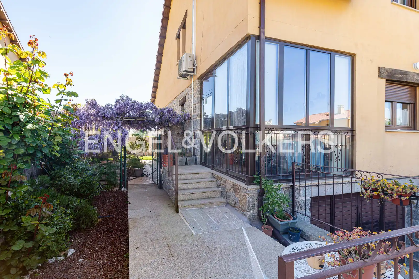 Vista exterior de Casa adosada en venda en Zarzalejo amb Calefacció, Jardí privat i Terrassa