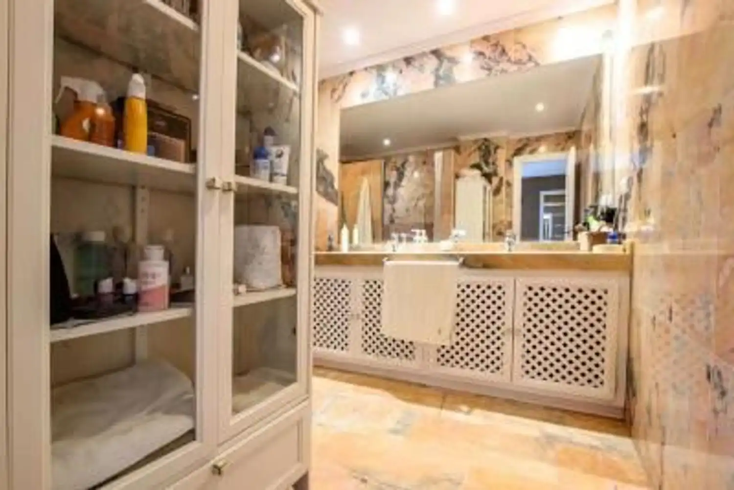 Badezimmer von Wohnung zum Verkauf in Marbella mit Klimaanlage, Privatgarten und Terrasse