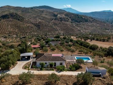 Casa rústica con piscina en venta en Tolox