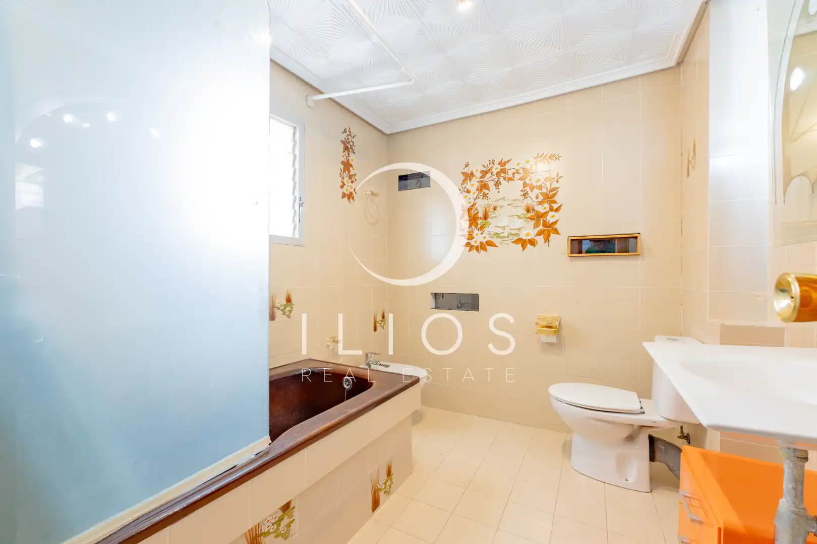 Bathroom of Flat for sale in Manises  with Air Conditioner, Terrace and Balcony