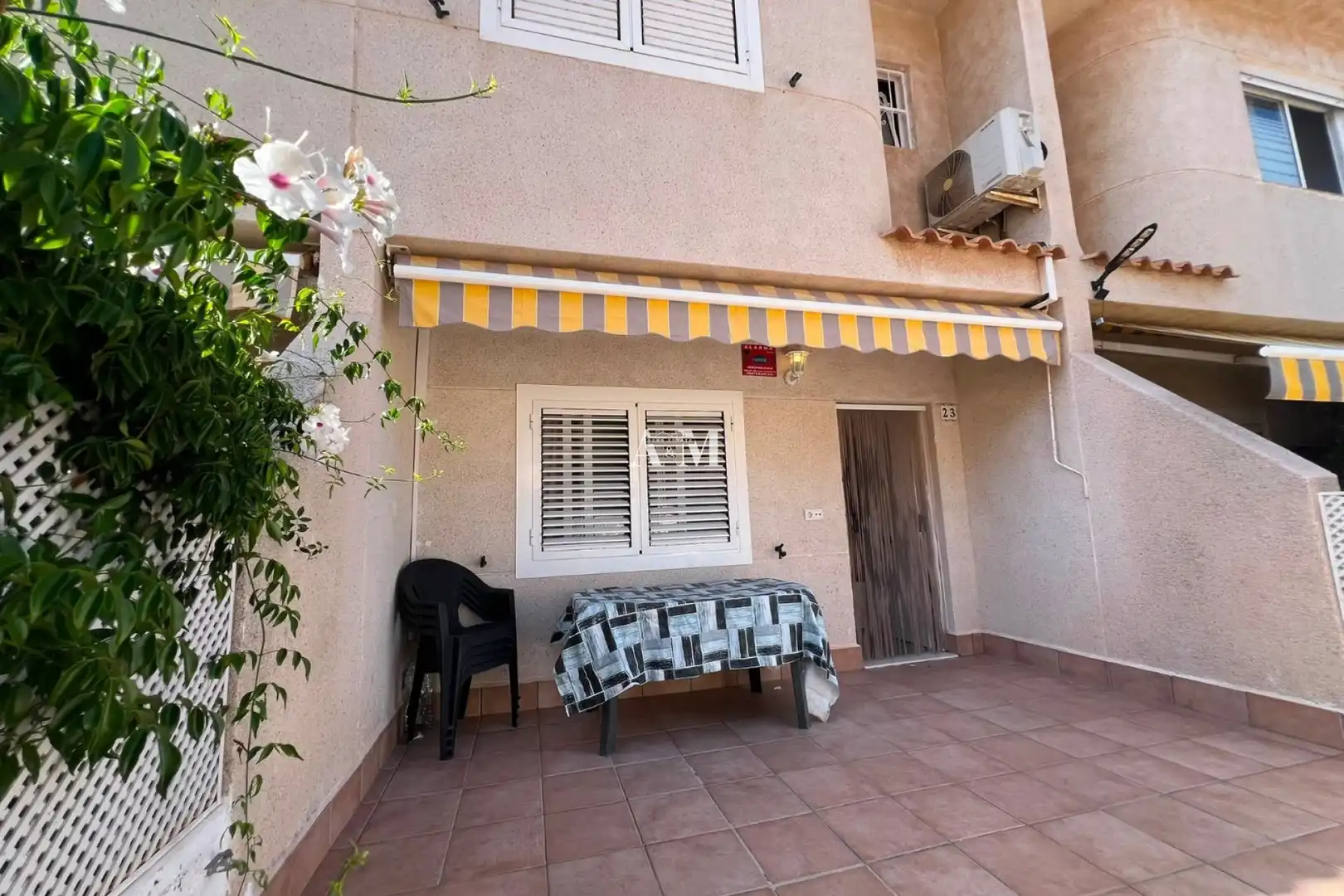 Terrasse von Einfamilien-Reihenhaus zur Miete in Santa Pola mit Klimaanlage, Heizung und Privatgarten