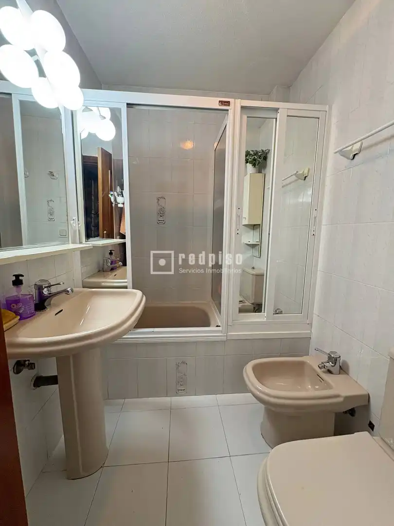 Bathroom of Flat for sale in Madrid  with Air Conditioner, Heating and Parquet flooring