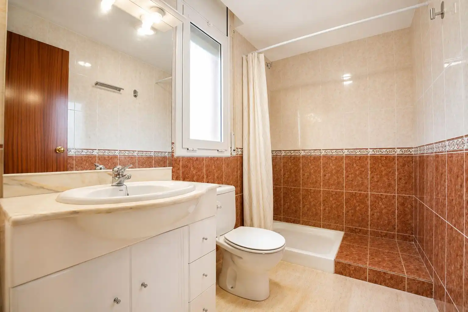 Bany de Casa o xalet en venda en Mont-roig del Camp amb Jardí privat, Terrassa i Piscina comunitària