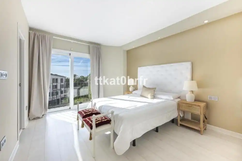 Dormitori de Apartament de lloguer en Marbella amb Aire condicionat, Terrassa i Moblat