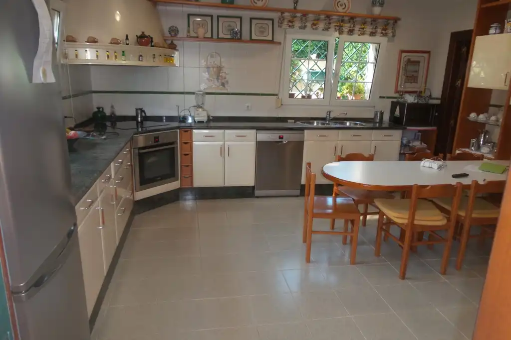 Cuina de Casa o xalet en venda en Alhaurín de la Torre amb Aire condicionat, Jardí privat i Piscina