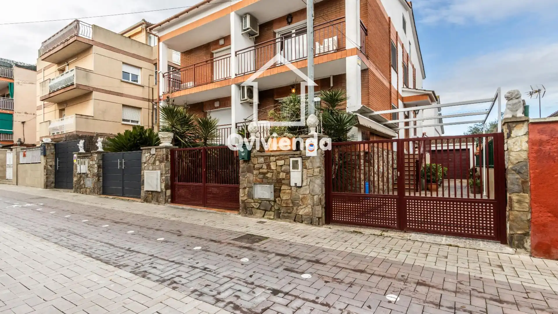Vista exterior de Casa adosada en venda en Parets del Vallès amb Aire condicionat, Calefacció i Jardí privat