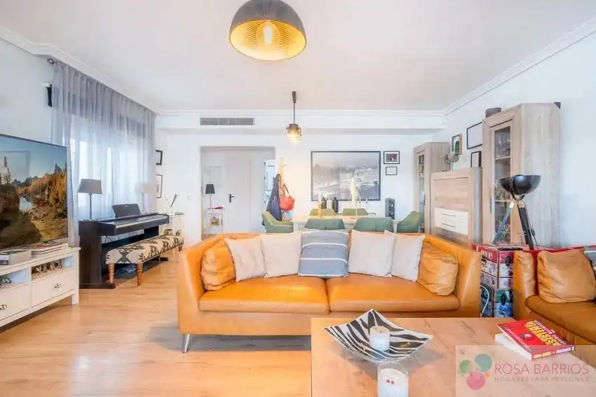 Sala d'estar de Casa adosada en venda en Estepona amb Terrassa, Traster i Piscina comunitària