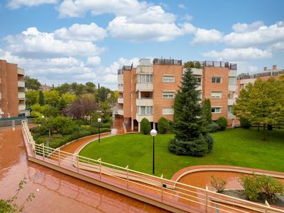 Exterior view of Flat for sale in Pozuelo de Alarcón  with Heating, Private garden and Terrace